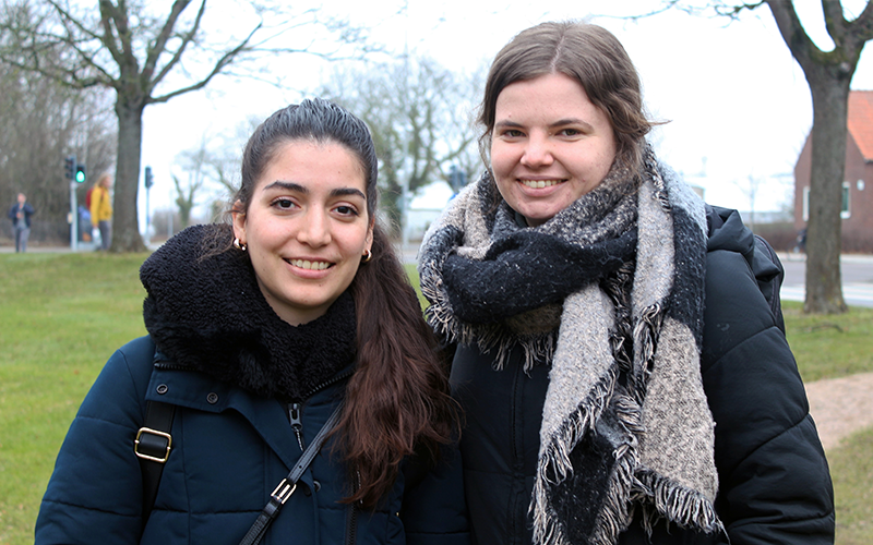 Photo portrait of two people outdoors.